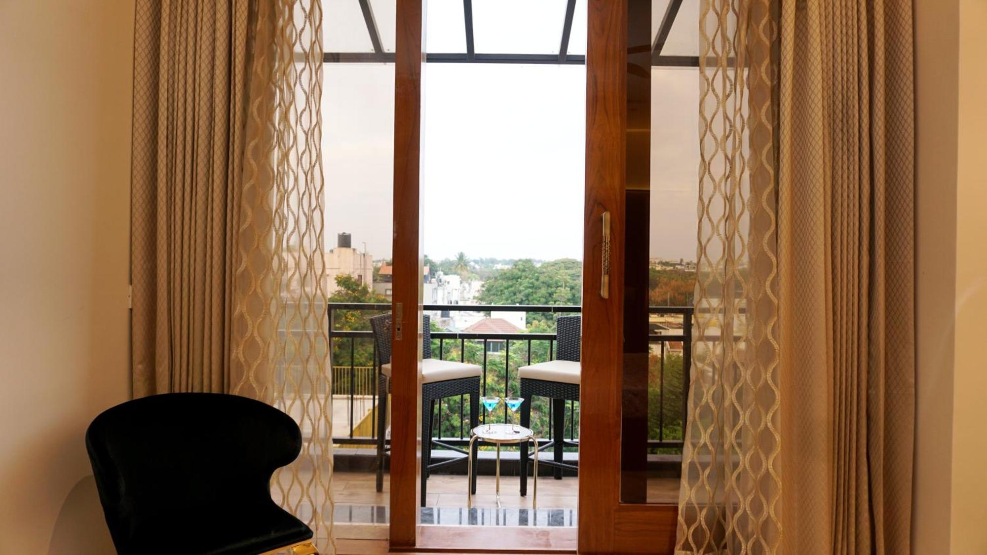 The Pentouz On 100 Feet Road Indiranagar - An Urban Luxury Retreat Apartamento Bangalore Exterior foto