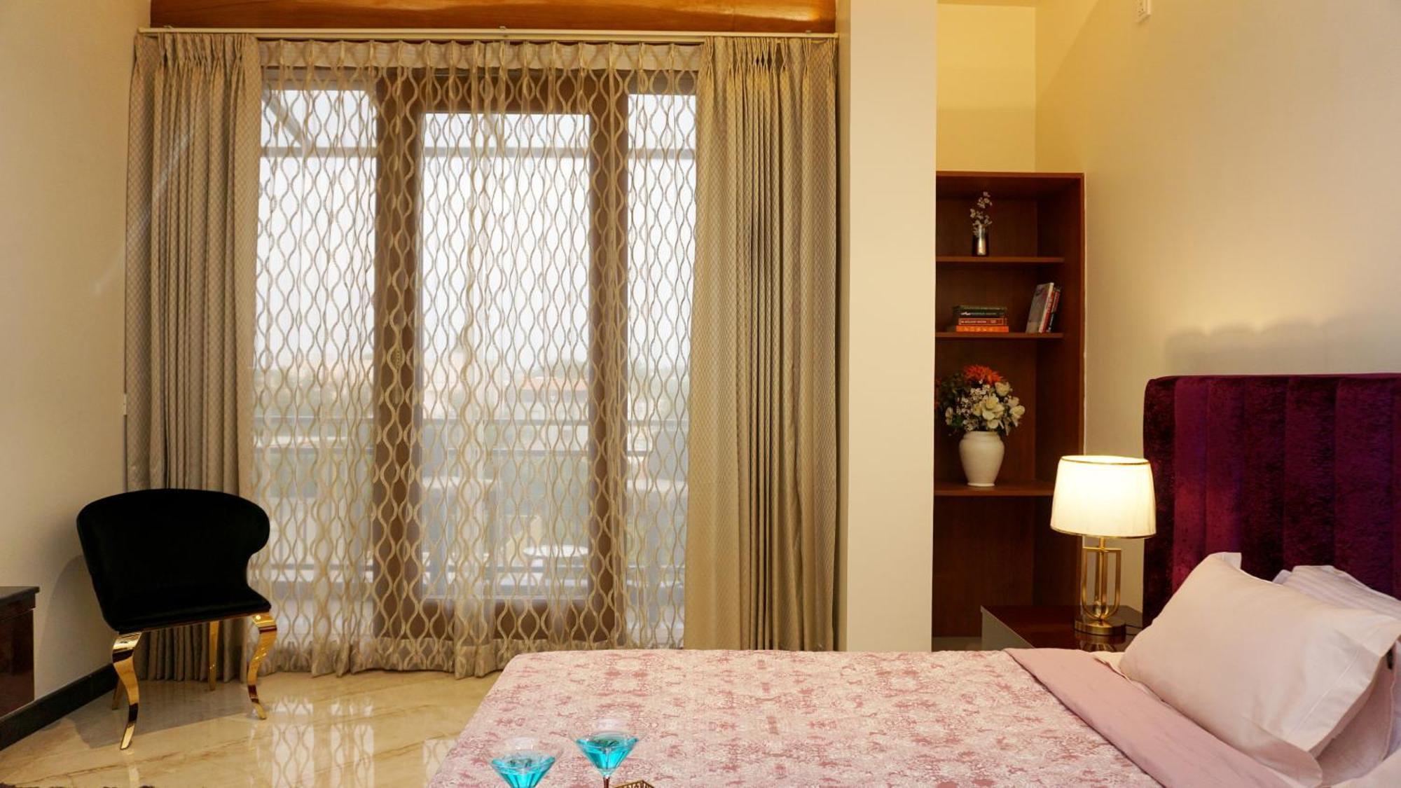 The Pentouz On 100 Feet Road Indiranagar - An Urban Luxury Retreat Apartamento Bangalore Exterior foto