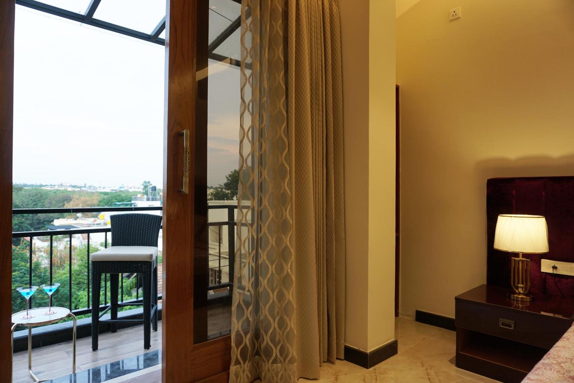 The Pentouz On 100 Feet Road Indiranagar - An Urban Luxury Retreat Apartamento Bangalore Exterior foto