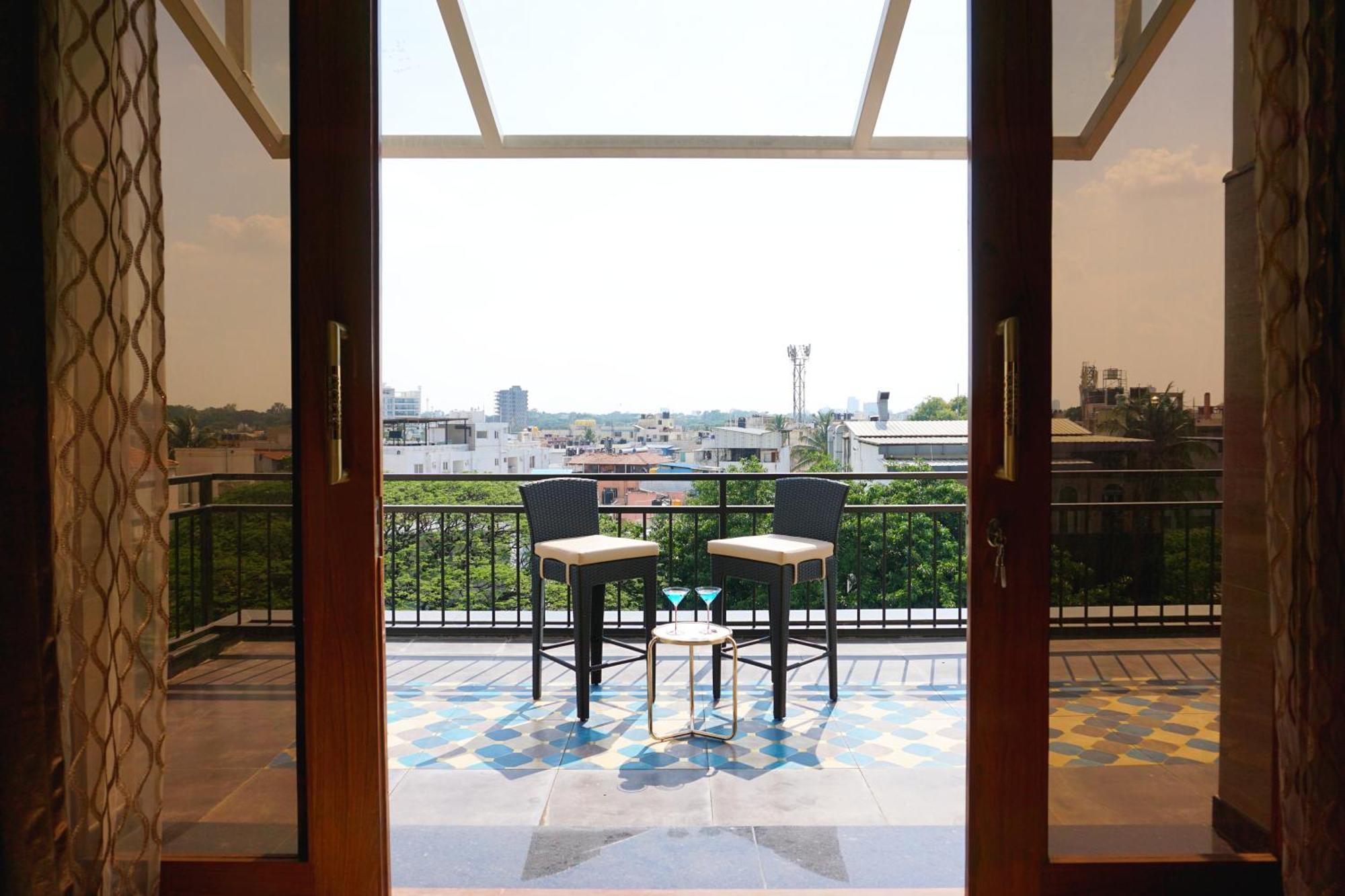 The Pentouz On 100 Feet Road Indiranagar - An Urban Luxury Retreat Apartamento Bangalore Exterior foto